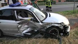 BMW kracht in Gegenverkehr: Fünf Verletzte