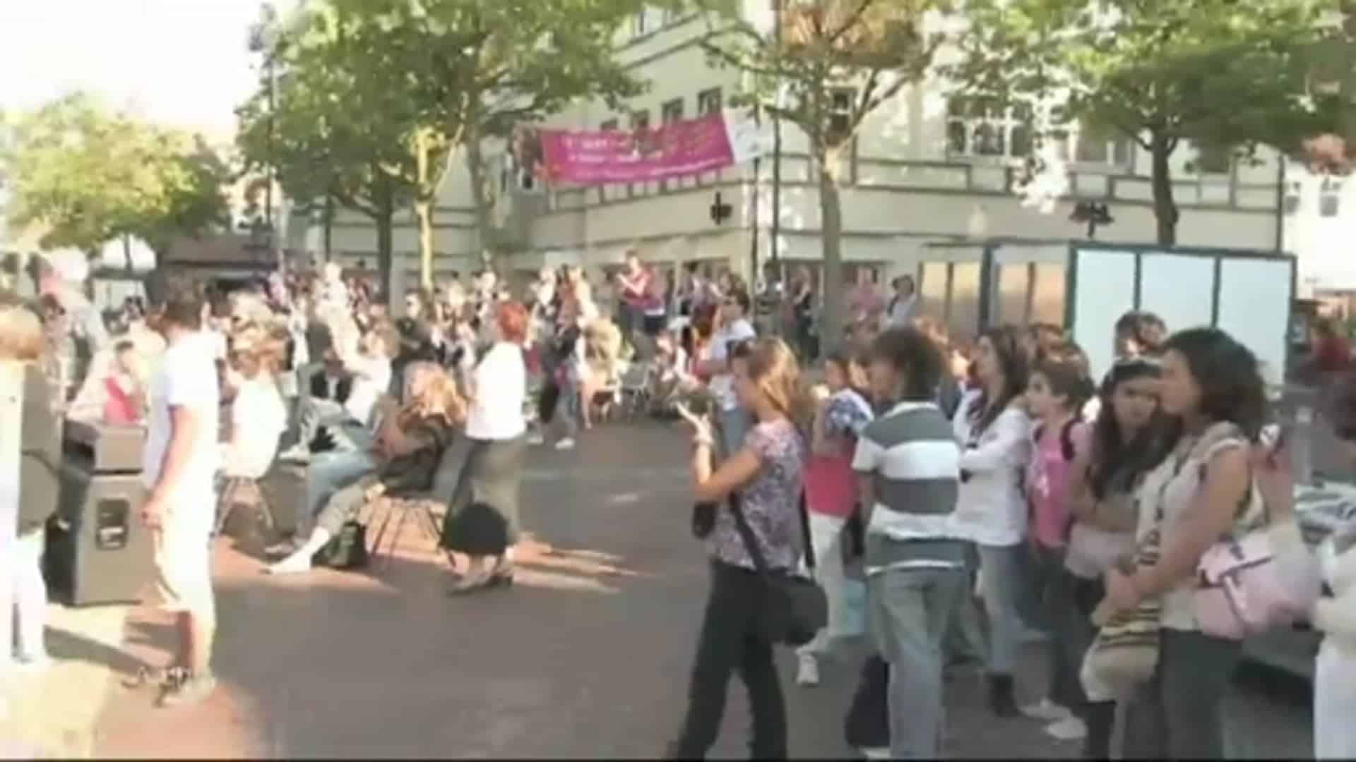 Gastfamilien für Welt-Kindertheater-Fest gesucht