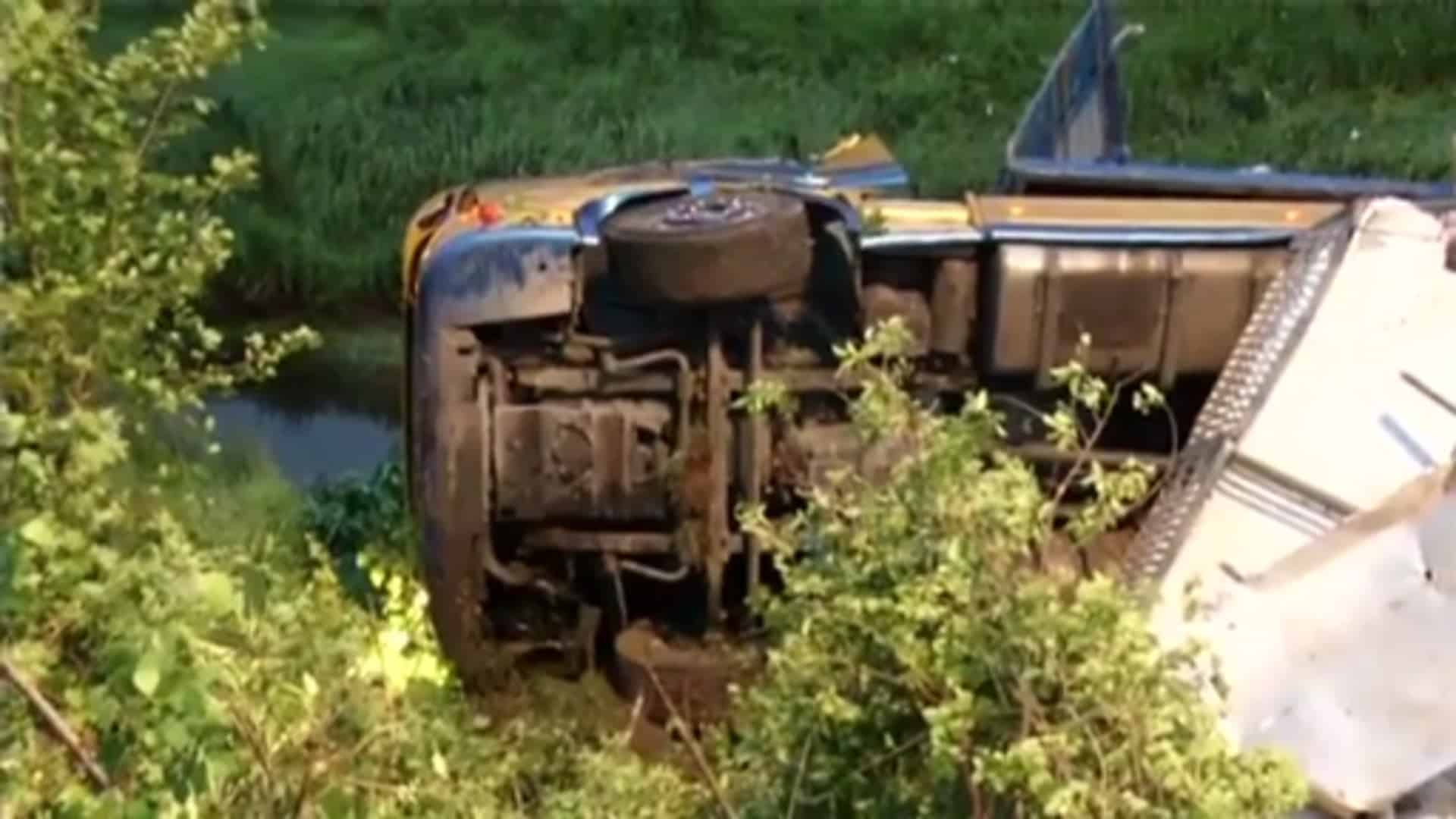 Putenlaster stürzt Böschung hinunter