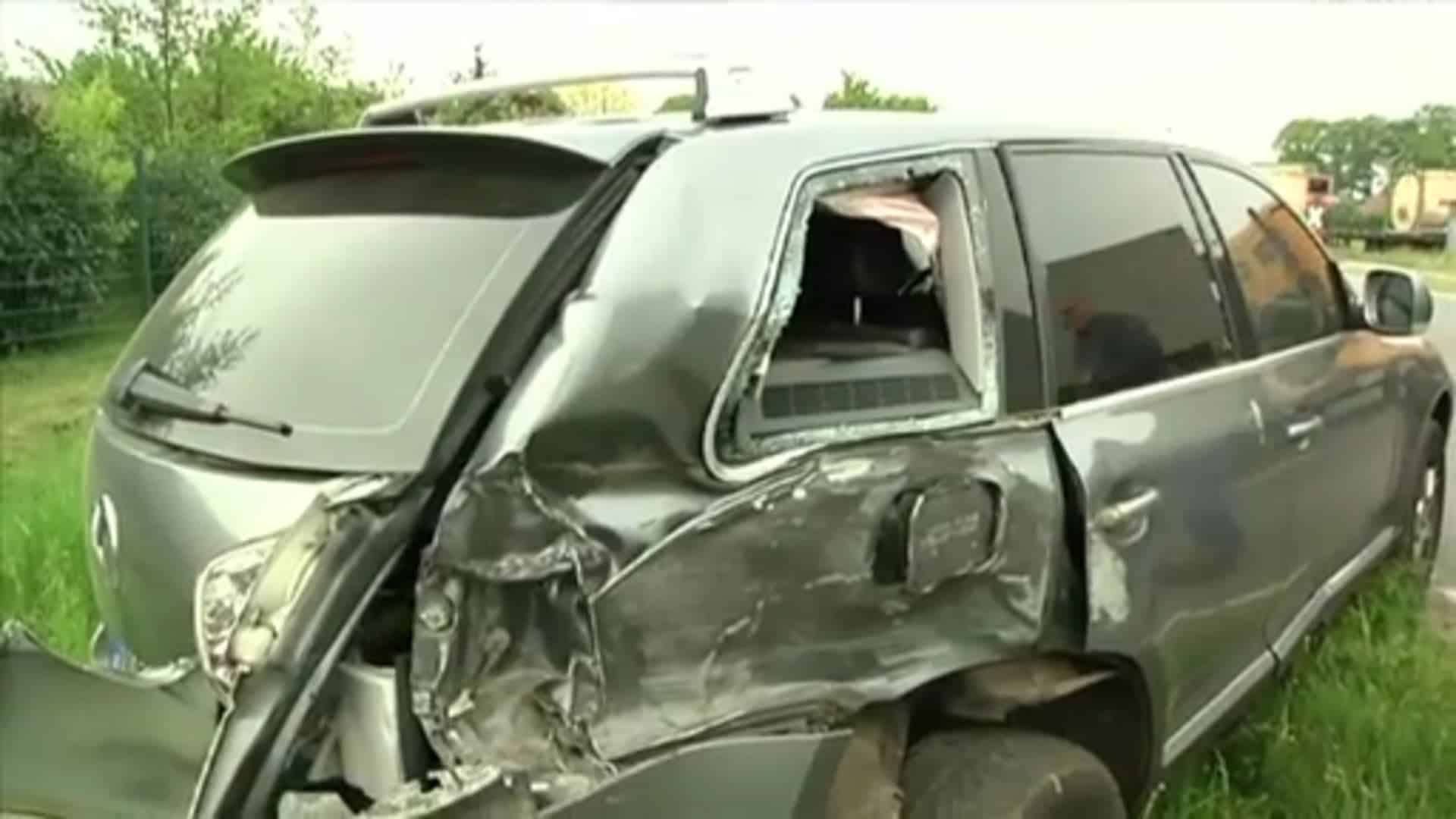 Zug erfasst Geländewagen