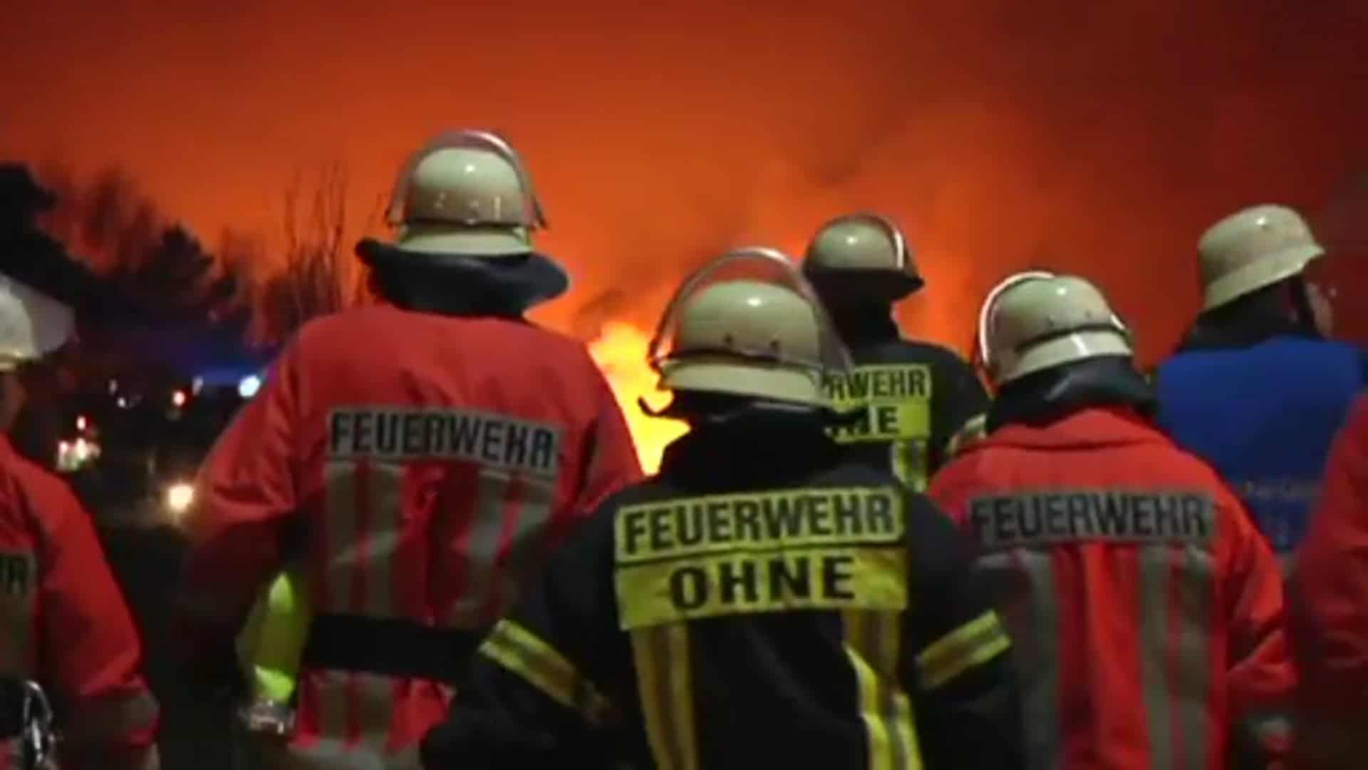 Hunderte bekämpfen Flammen im Venn