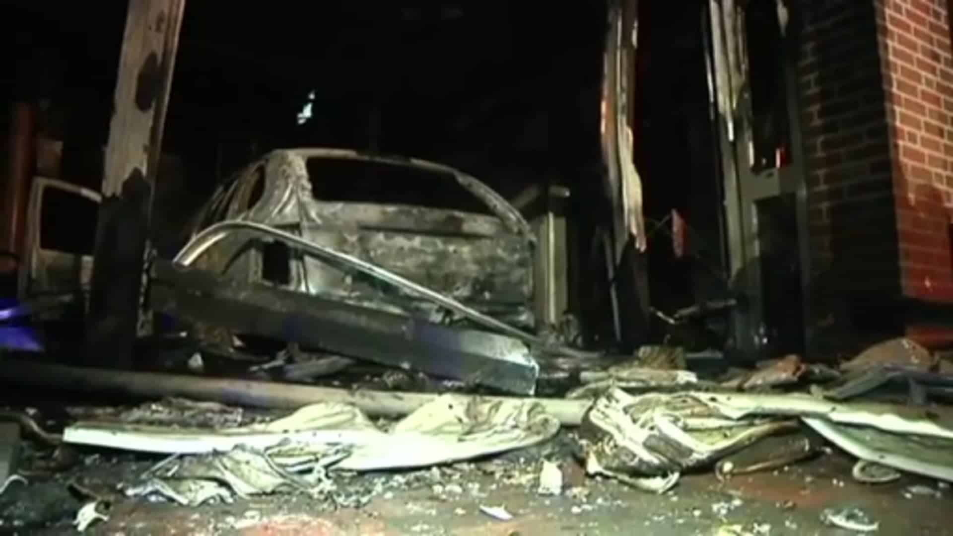 Auto rast in Haus und setzt Gebäude in Brand