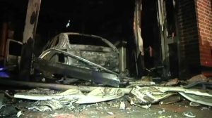 Auto rast in Haus und setzt Gebäude in Brand