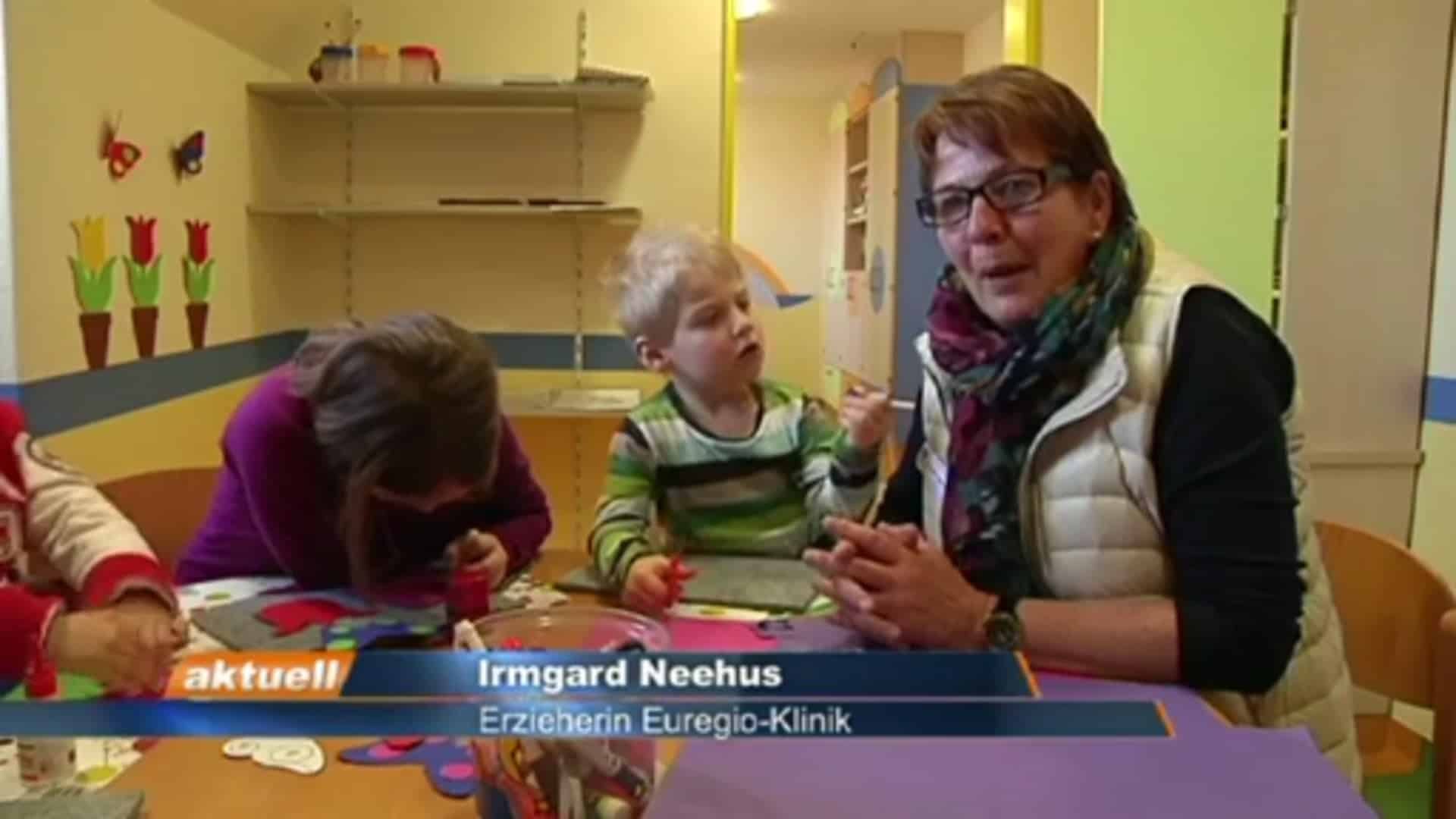 Erzieherin betreut Kinder und Jugendliche in Euregio-Klinik