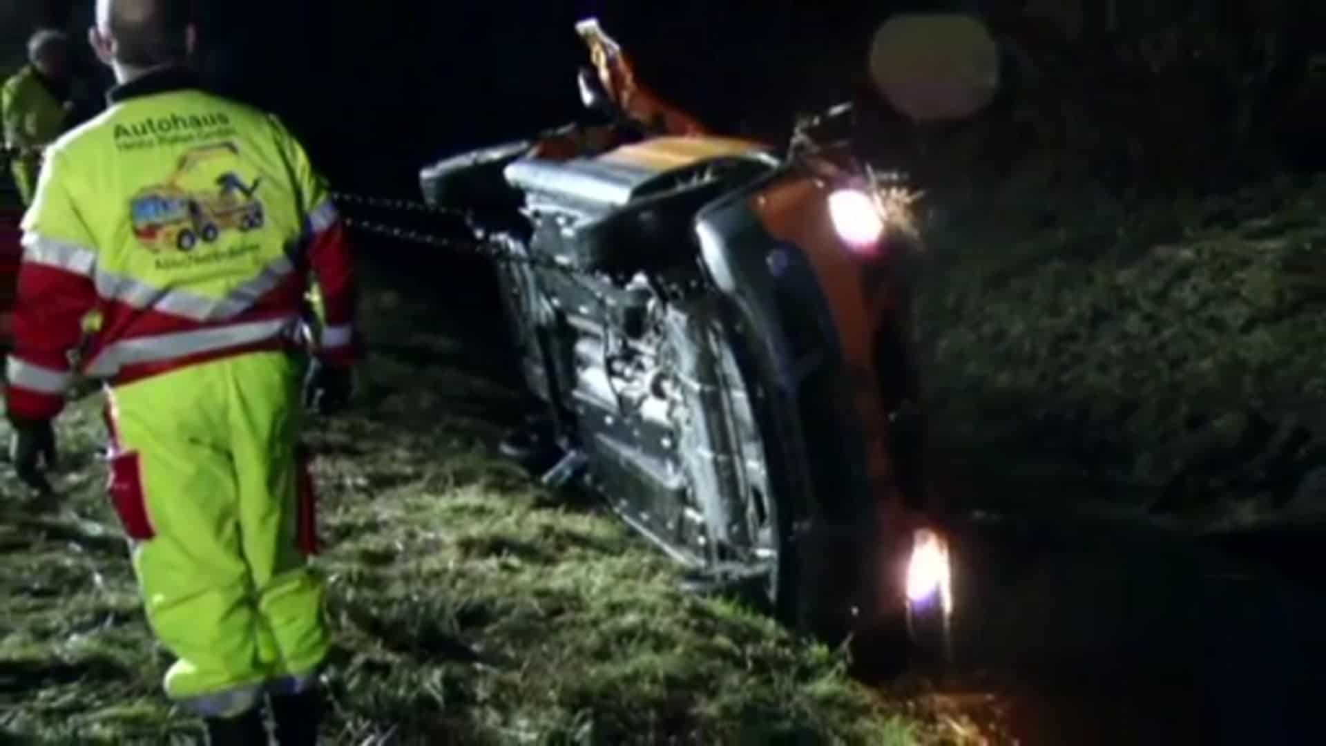A 31 - Pkw landet kopfüber in Graben