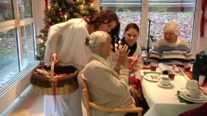 Der Nikolaus besucht die Bewohner im Seniorenheim Haus Simeon