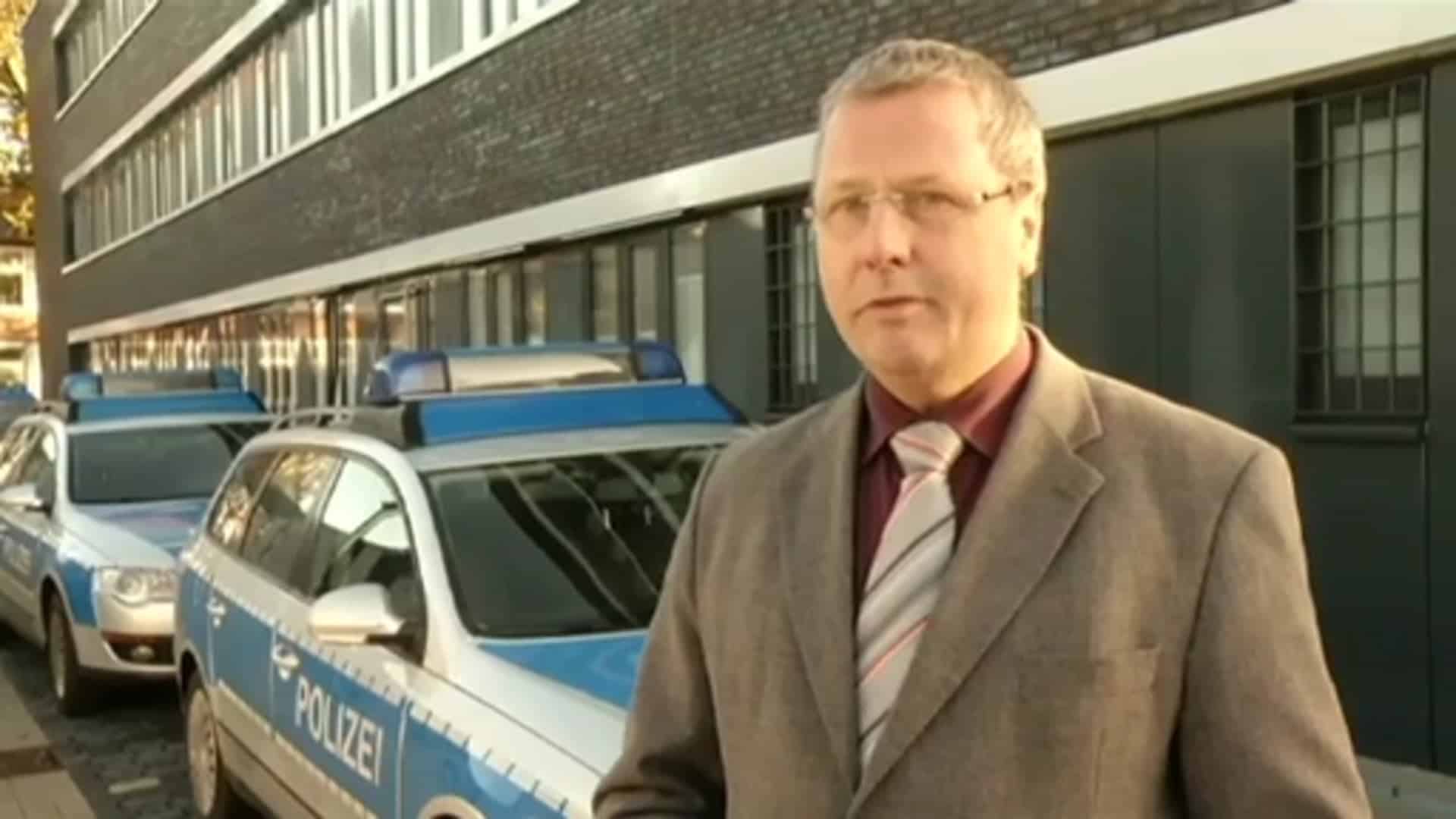 LKW kommt von Autobahn ab