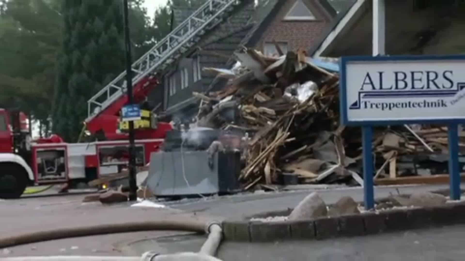Feuer zerstört Ausstellungshalle einer Tischlerei