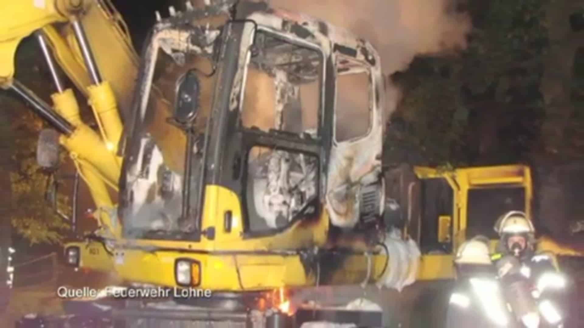 Bagger zerstört Autos in Lohne