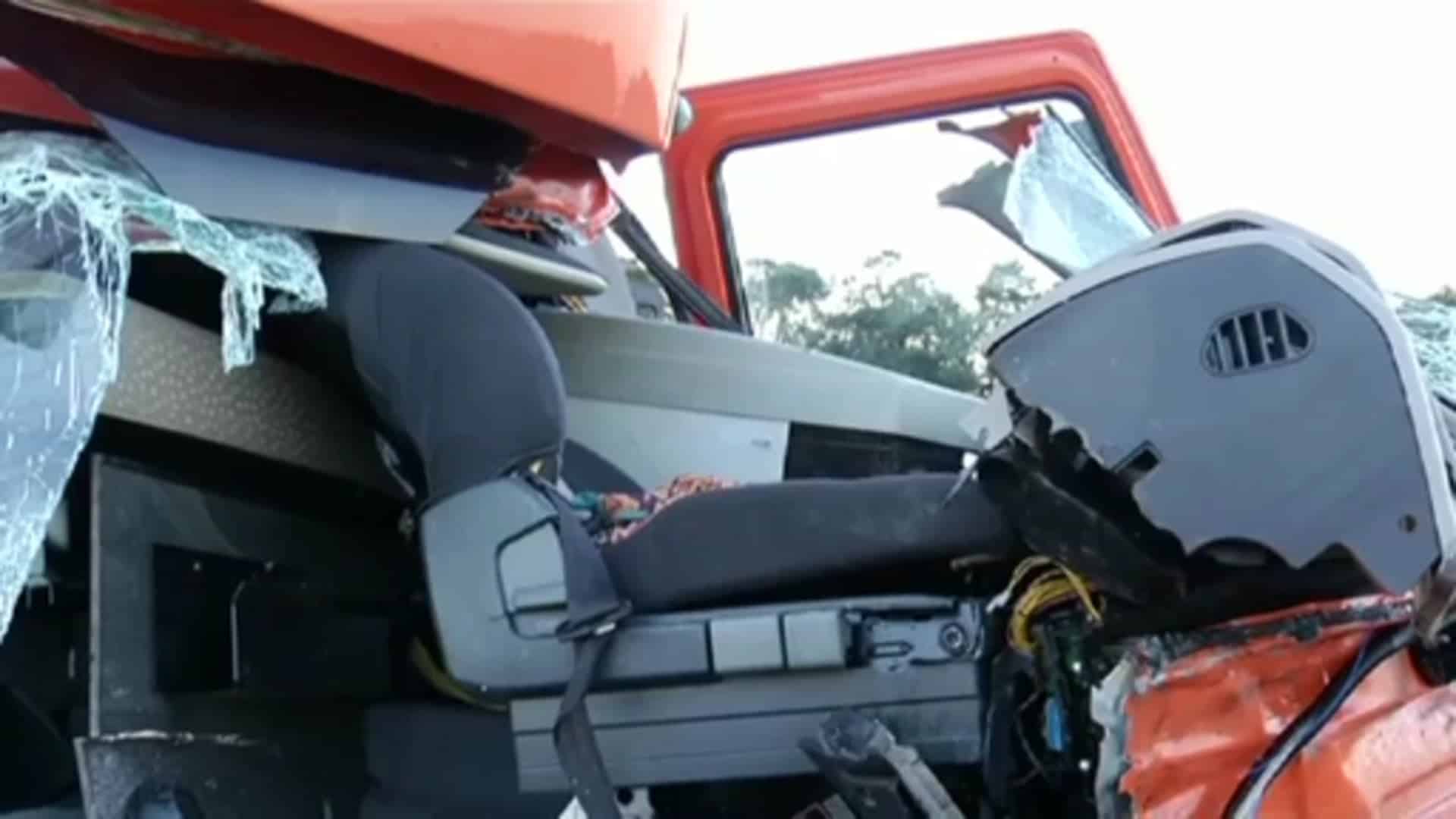 LKW krachen auf der A30 zusammen