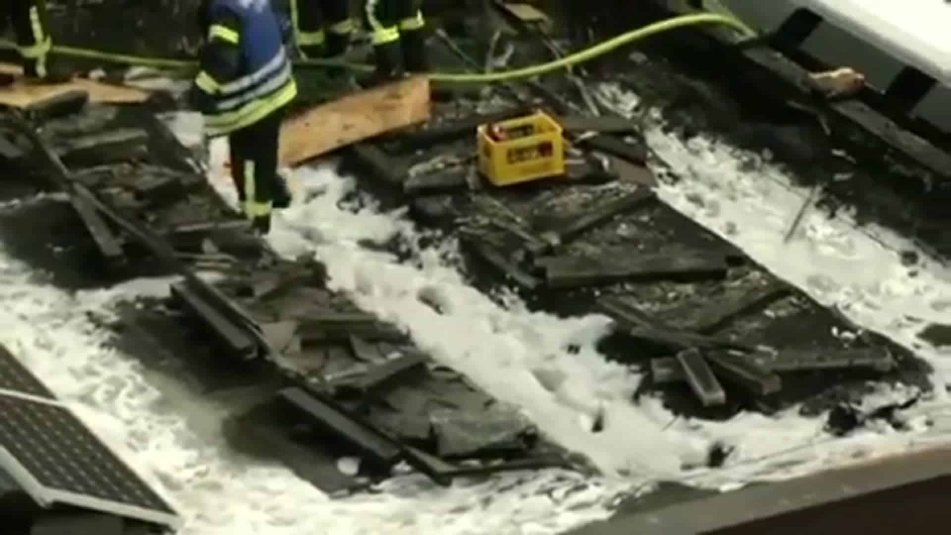 Solarplatten brennen auf Schuldach