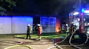 Scheune und Werkstatt in Flammen