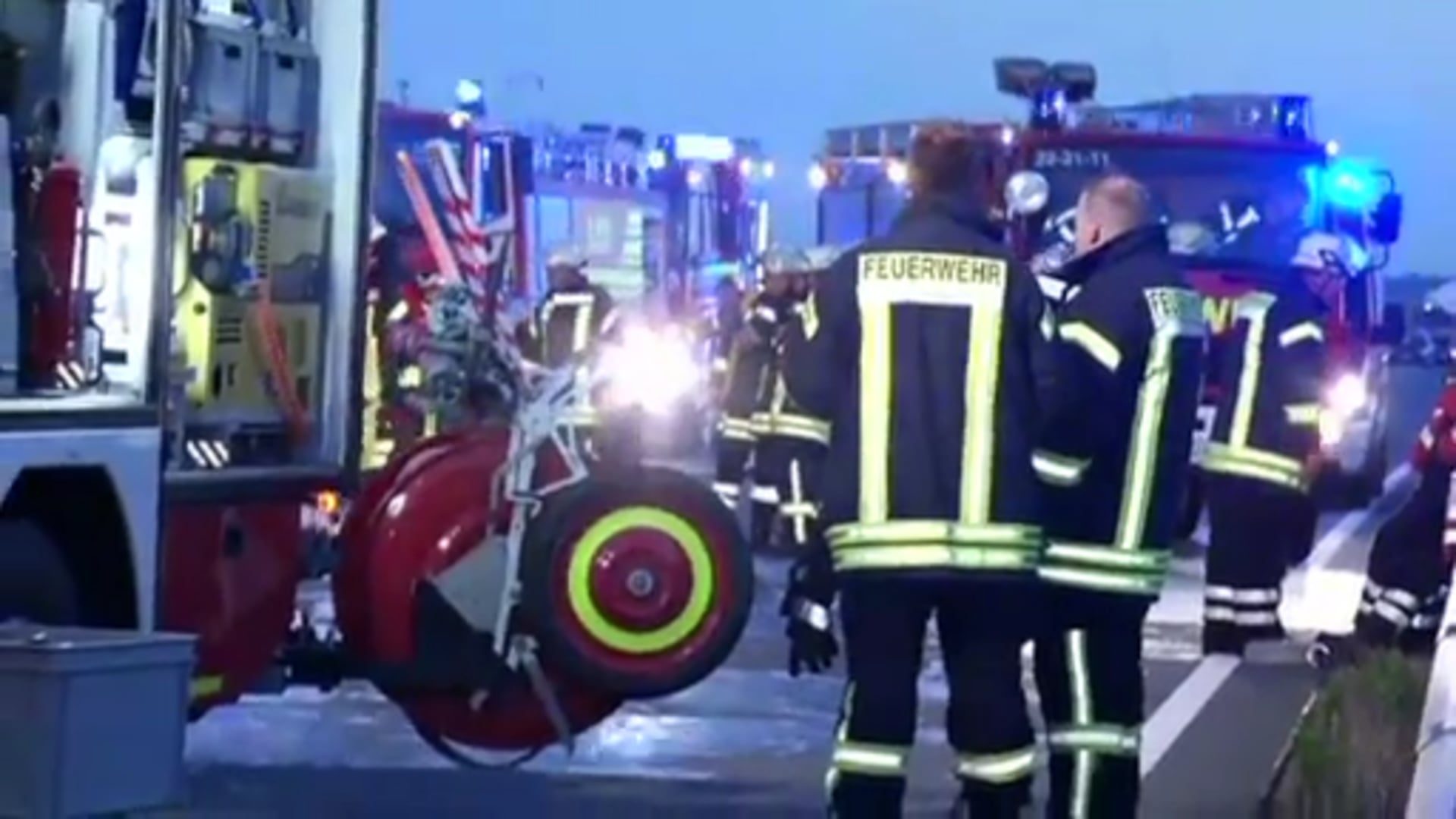 Heißer Reifen: Feuerwehr löscht brennenden LKW-Anhänger