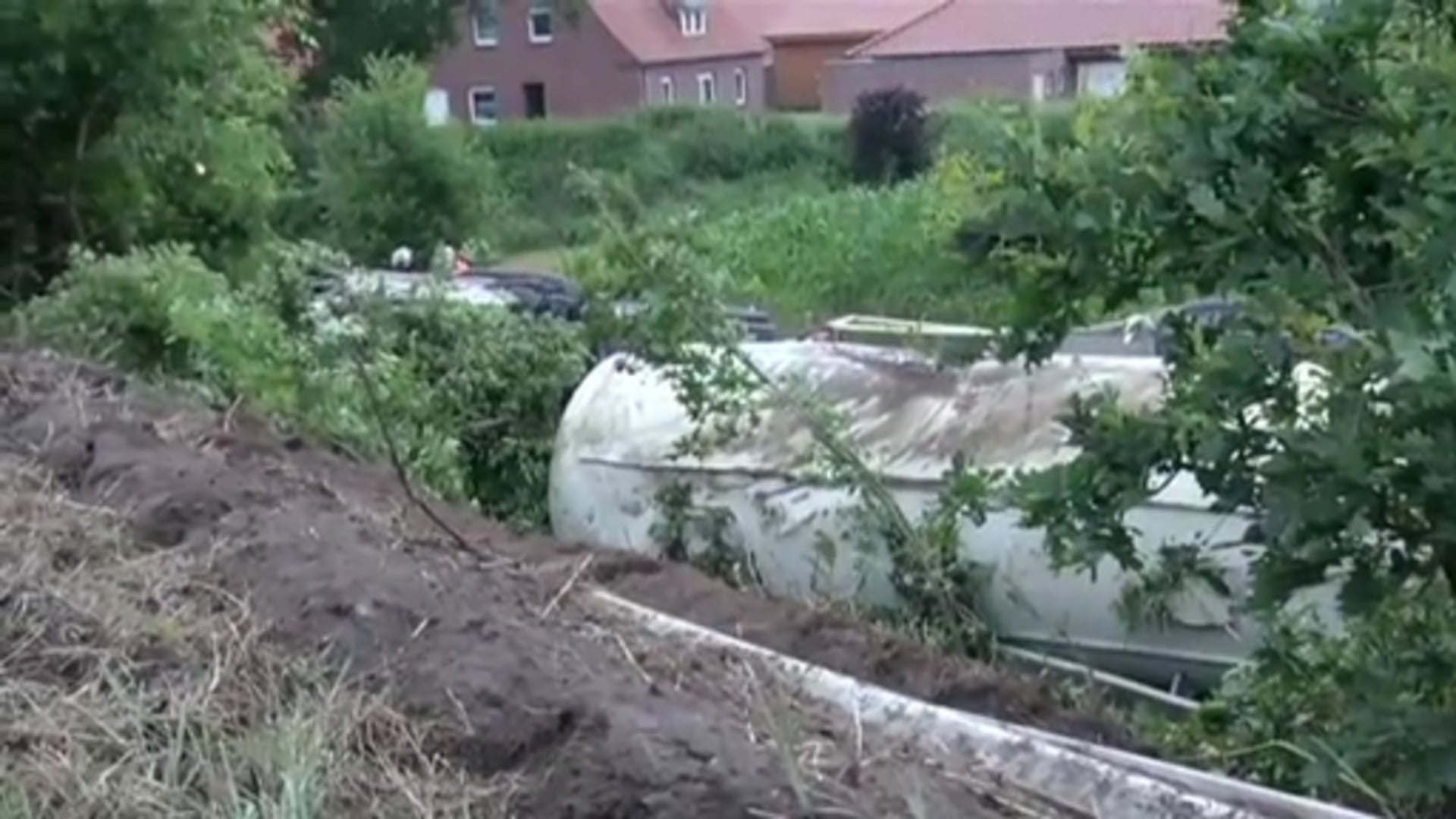 LKW stürzt Abhang herunter