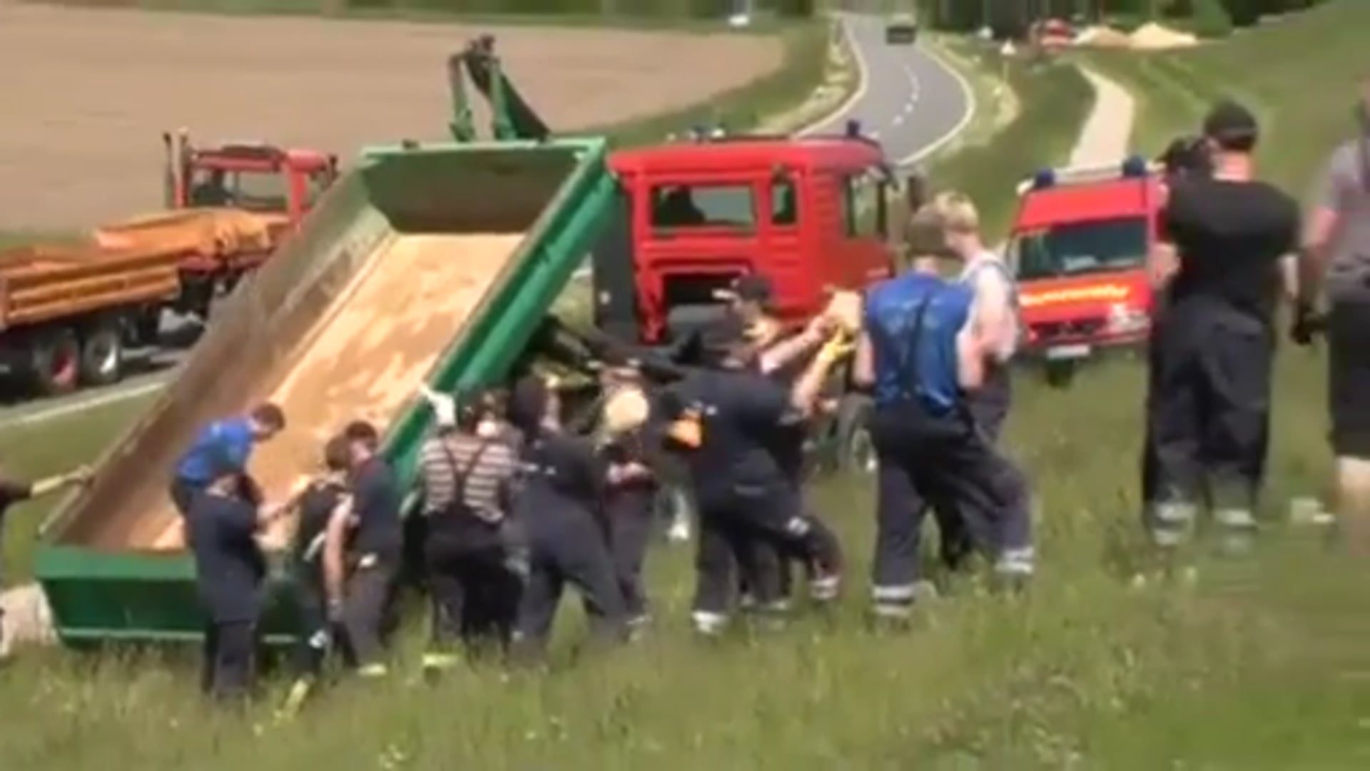 Grafschafter Feuerwehren helfen beim Hochwasser in Bleckede