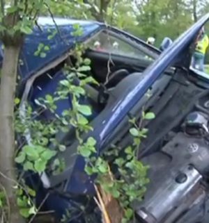 19-Jähriger prallt mit Auto gegen Baum