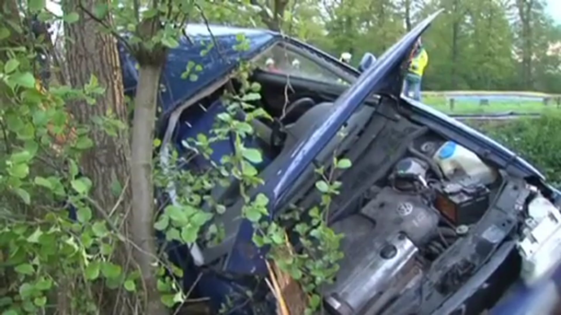 19-Jähriger prallt mit Auto gegen Baum