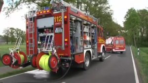 Auto in Flammen: Ersthelfer retten Unfallopfer