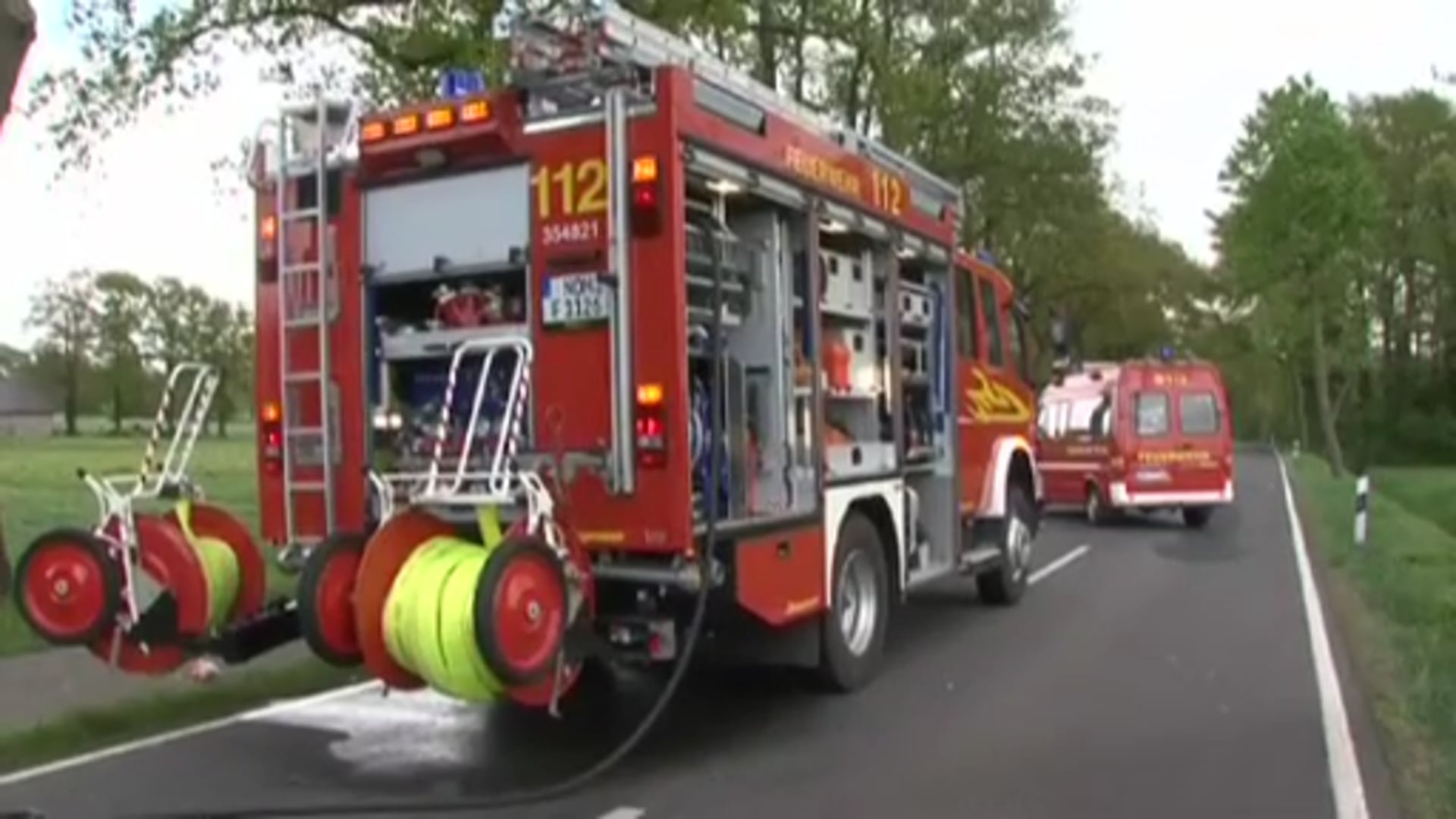 Auto in Flammen: Ersthelfer retten Unfallopfer