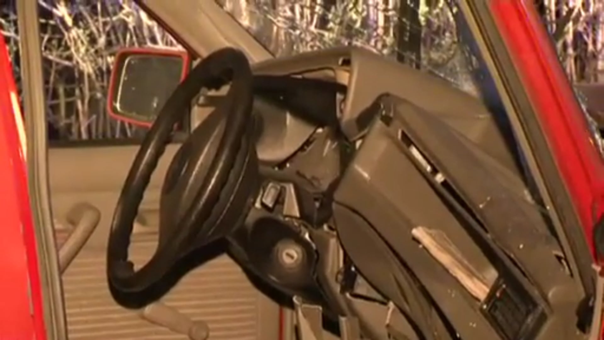 Auto prallt gegen Baum - Frau verletzt