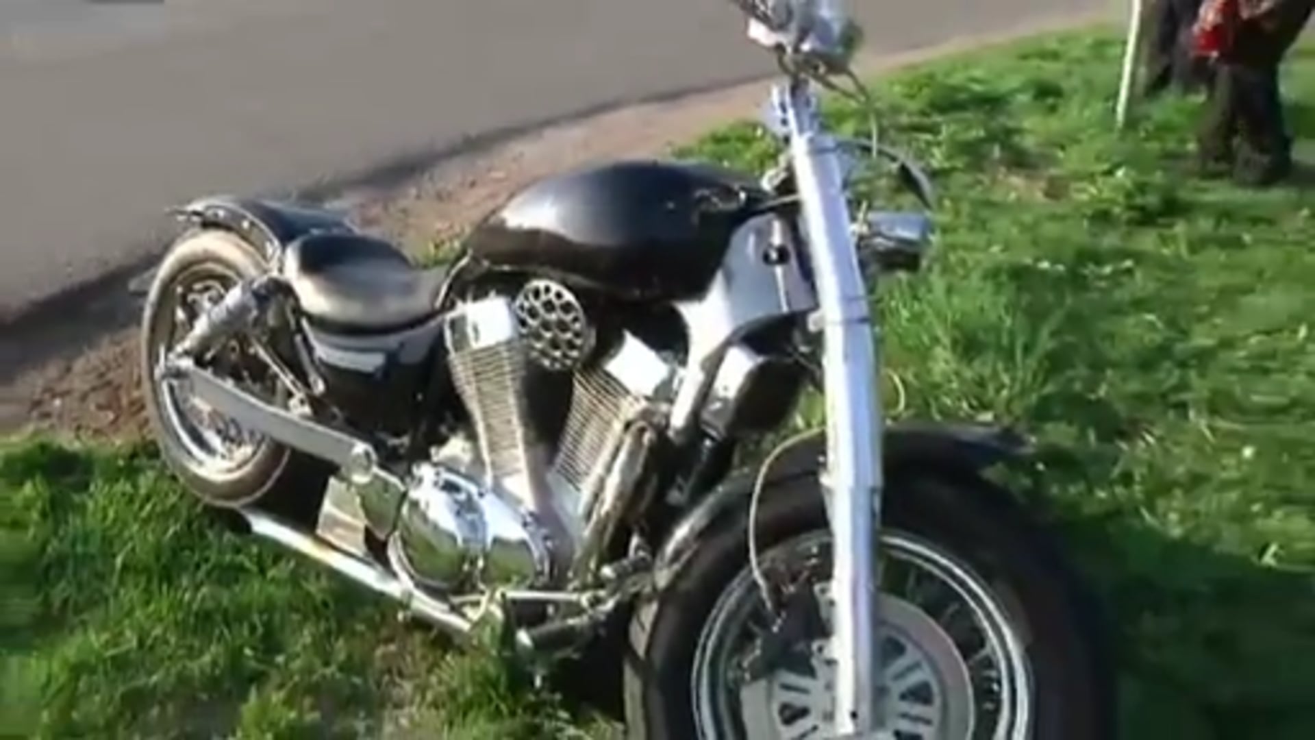 Auto kracht gegen Motorrad