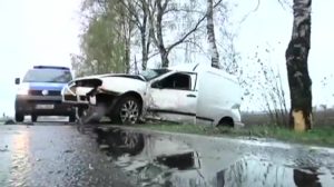 Nasse Straße: Auto prallt gegen Baum