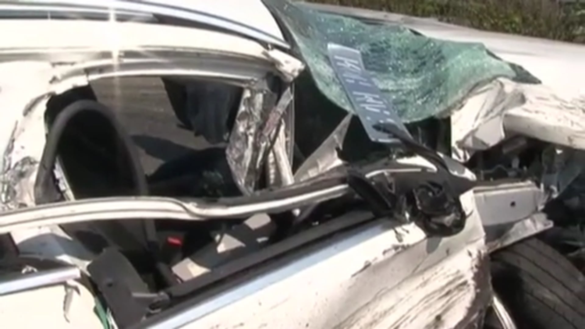 Mercedes rast unter LKW