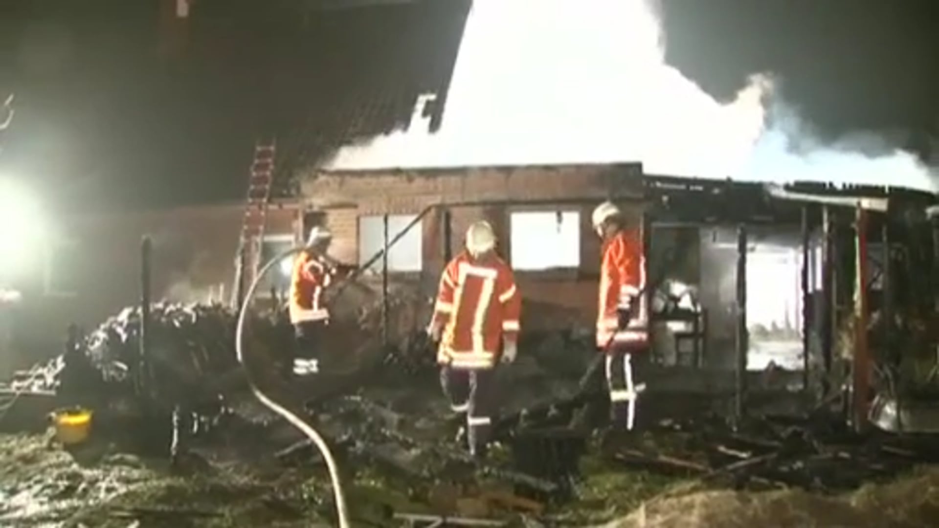 15 Menschen retten sich vor Flammen