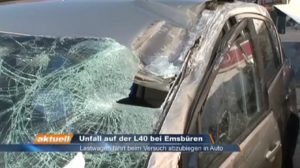 LKW prallt in Auto