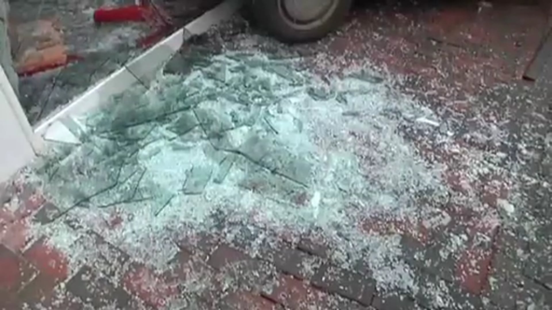 Auto fährt rückwärts in Schaufensterscheibe