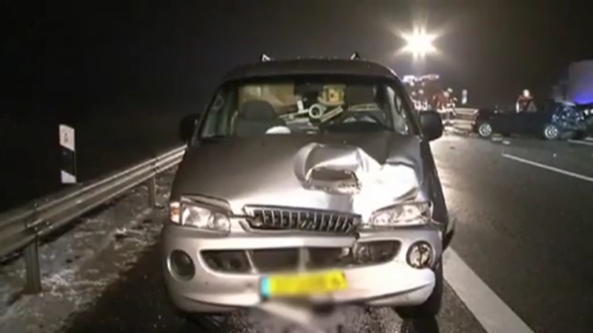 Drei Autos stoßen auf A30 zusammen