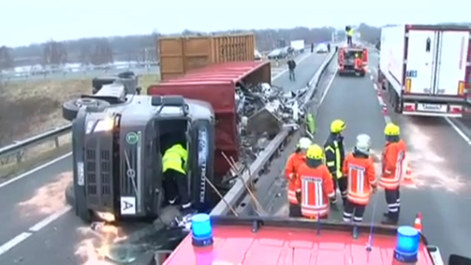 Umgestürzter LKW blockiert B 402