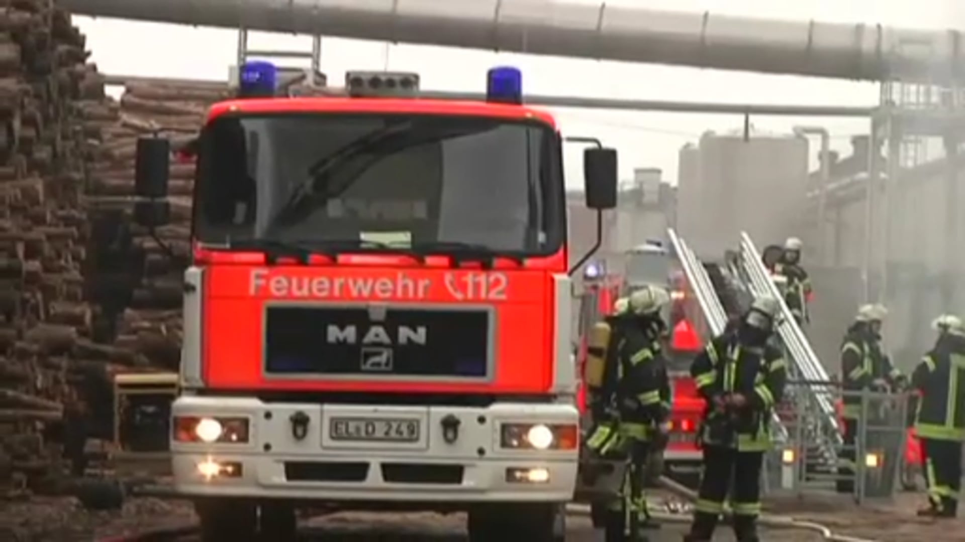 Radlader entfacht Feuer in Spänebunker