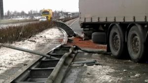 A31: LKW durchbricht Leitplanke