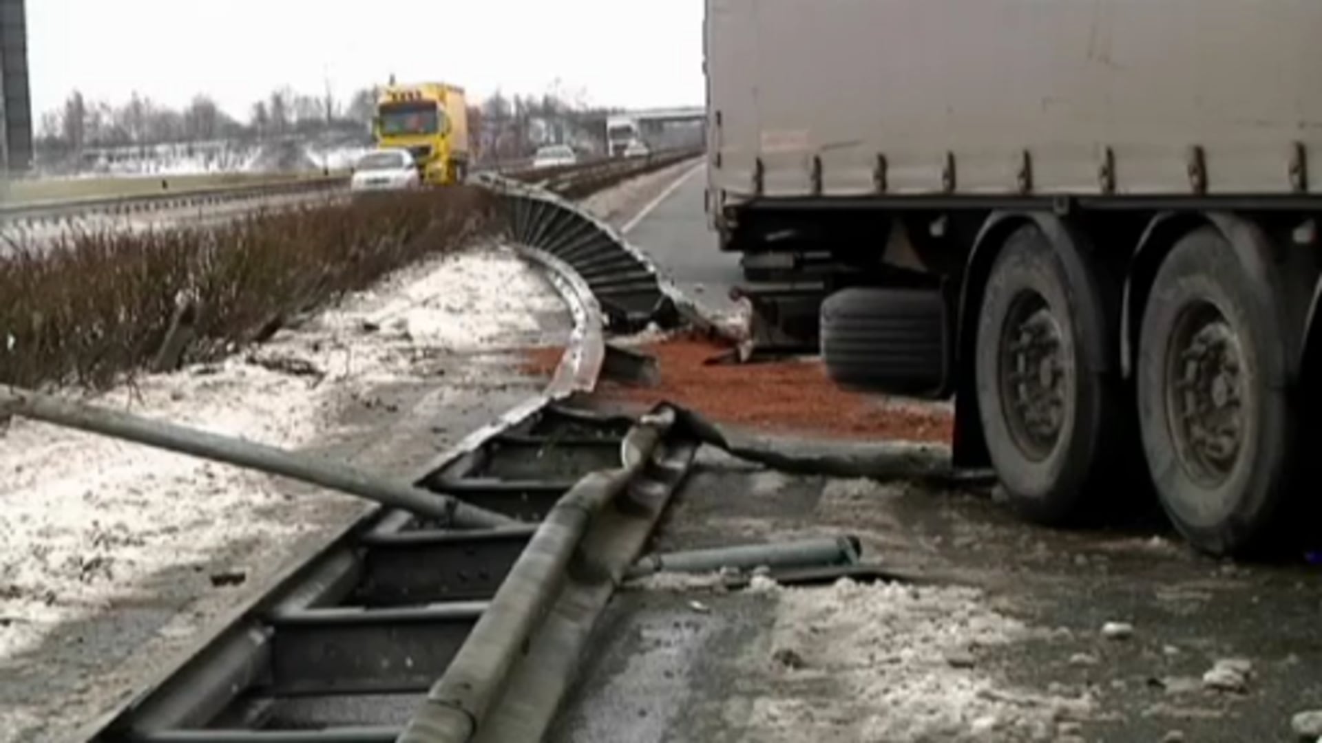 A31: LKW Durchbricht Leitplanke – Ems TV