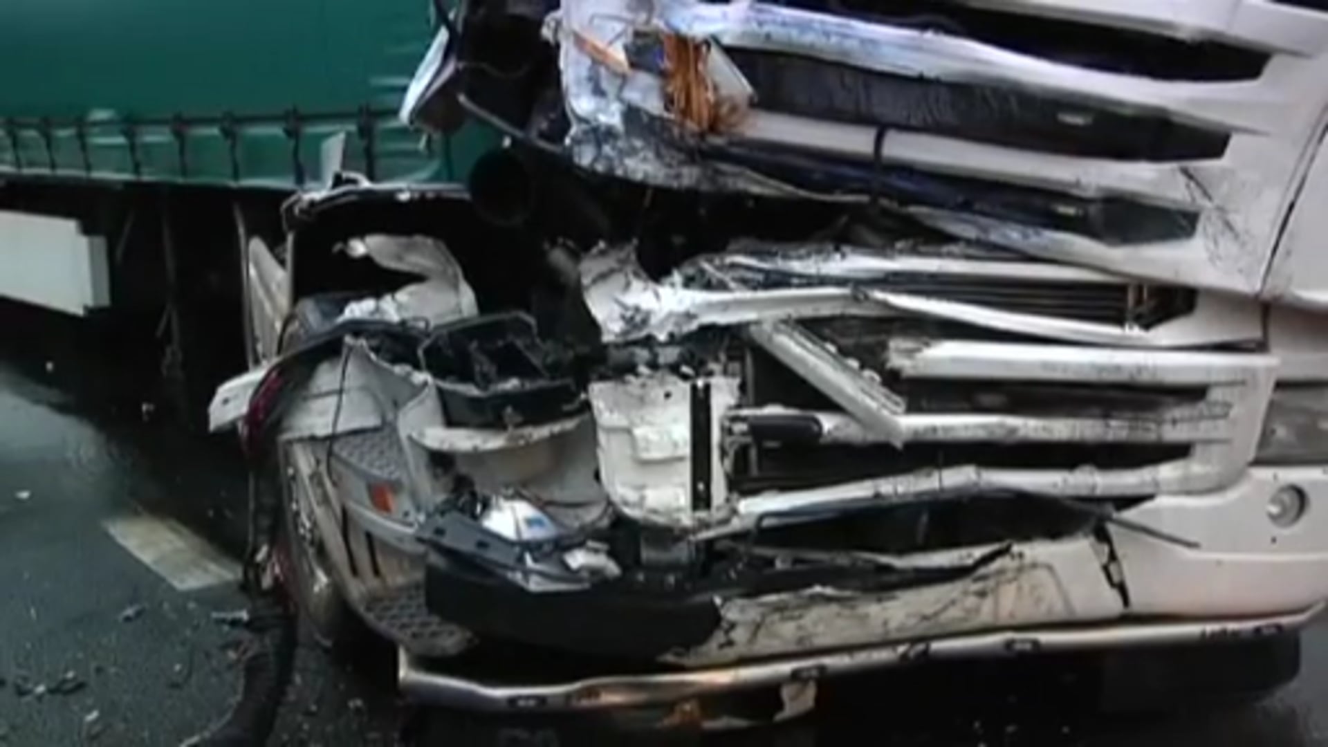 Lastwagen stoßen in Papenburg zusammen