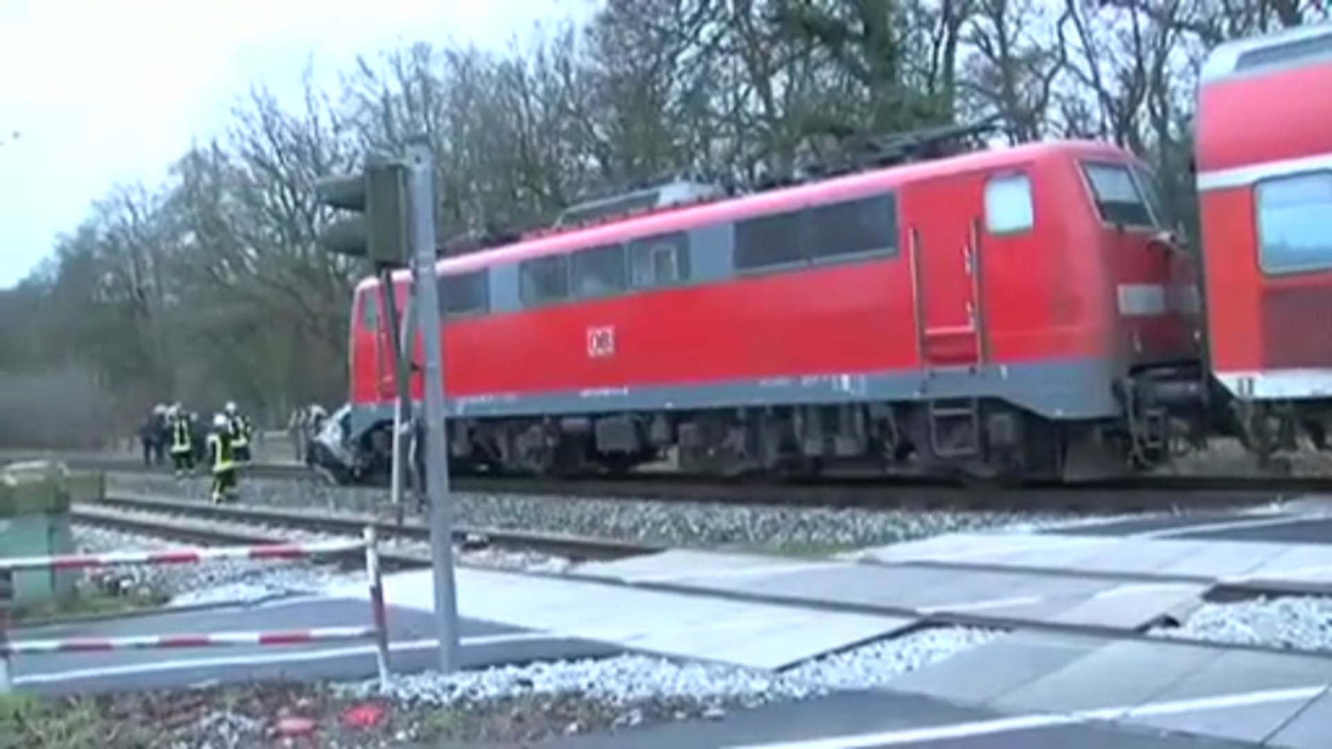 Rettung in letzter Sekunde: 86-Jährige aus Unfallauto befreit