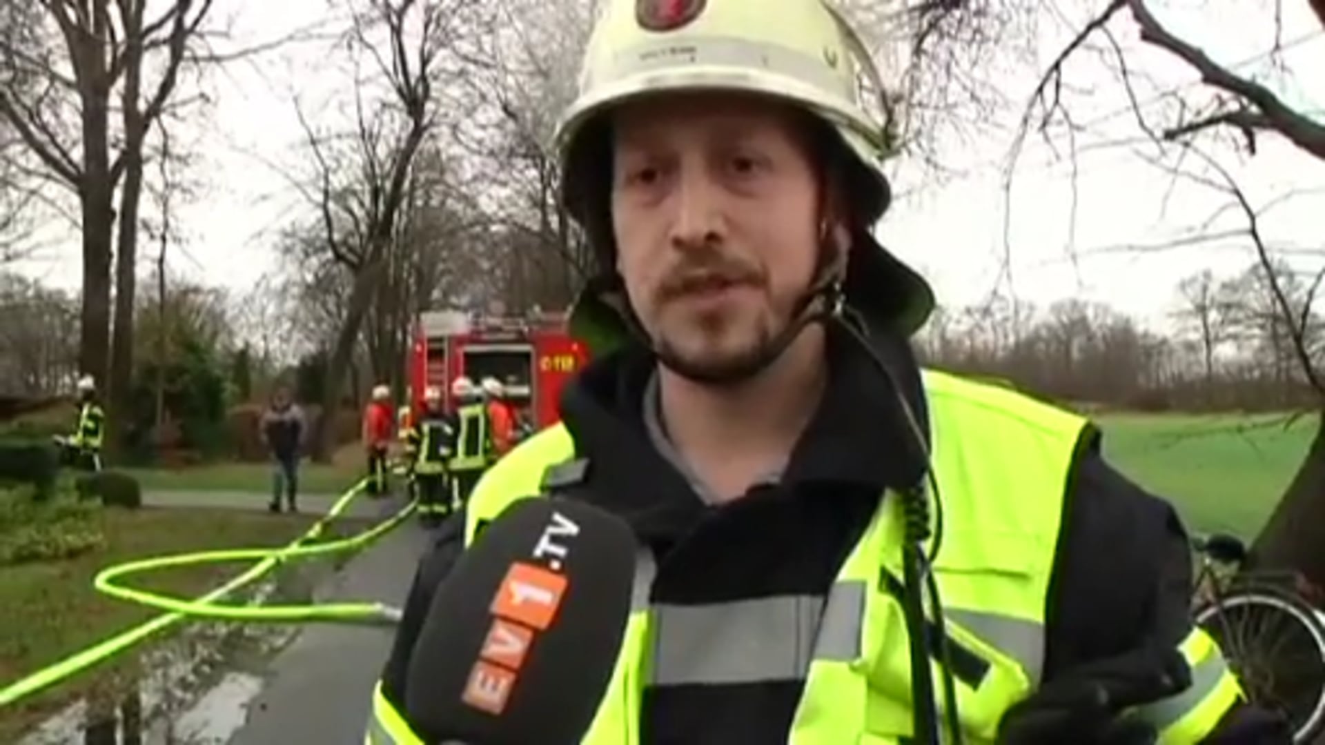 Bulli brennt unter Carport-Flammen drohen auf Haus überzugreifen