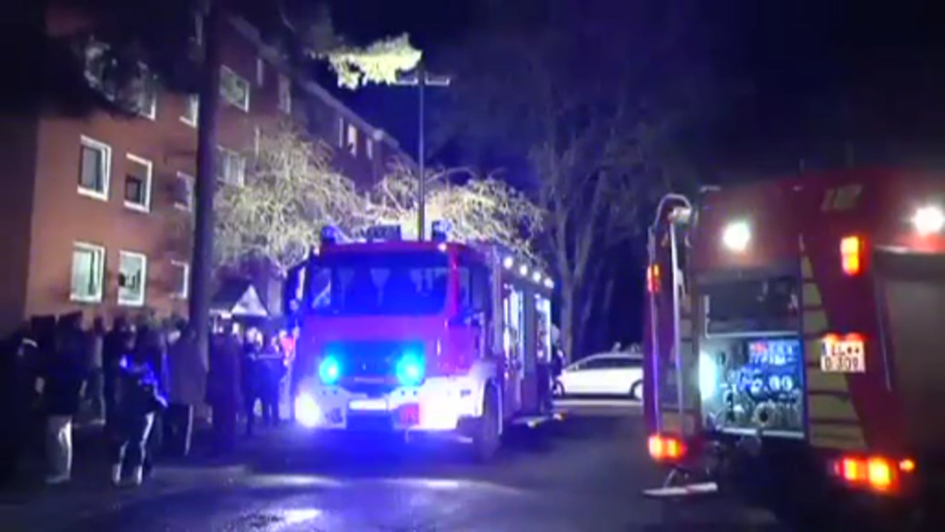 Feuerwehr löscht Kellerbrand