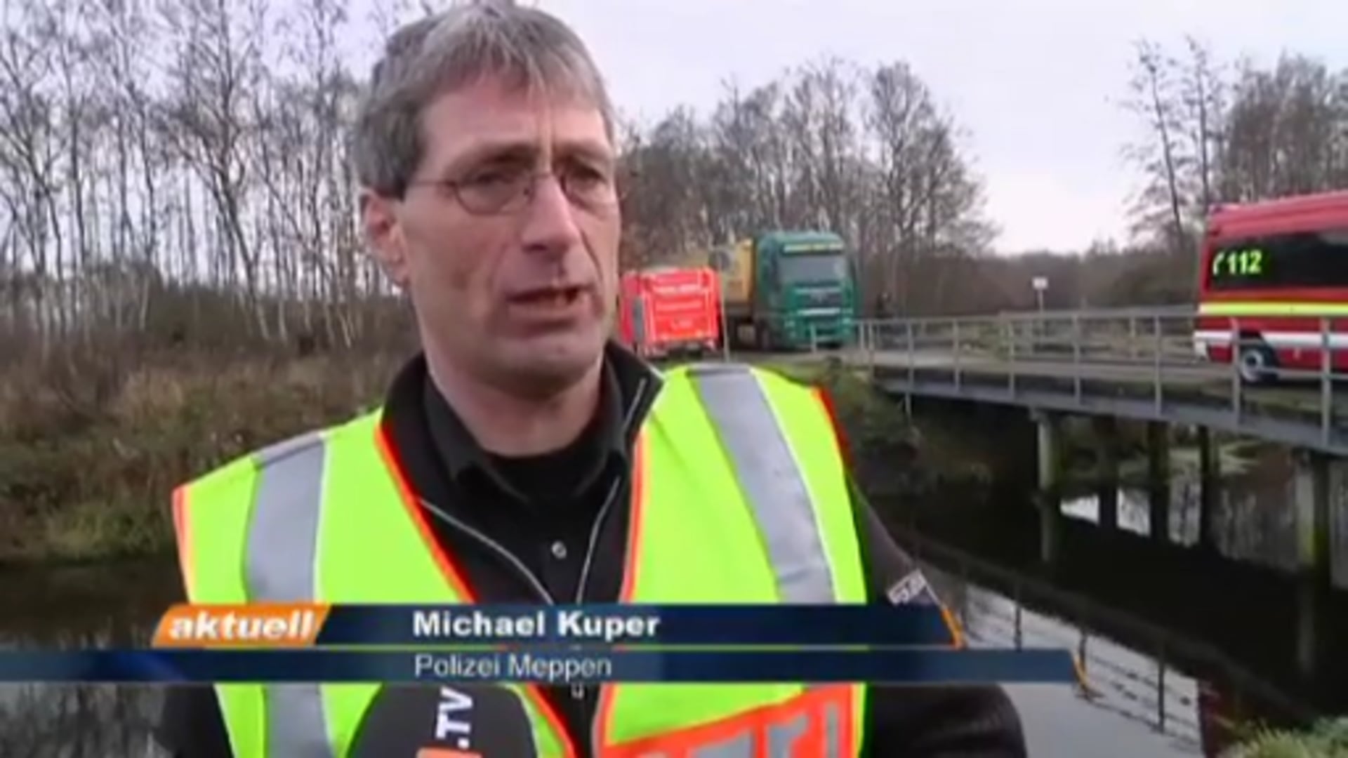 35-Jähriger fährt mit PKW in Kanal