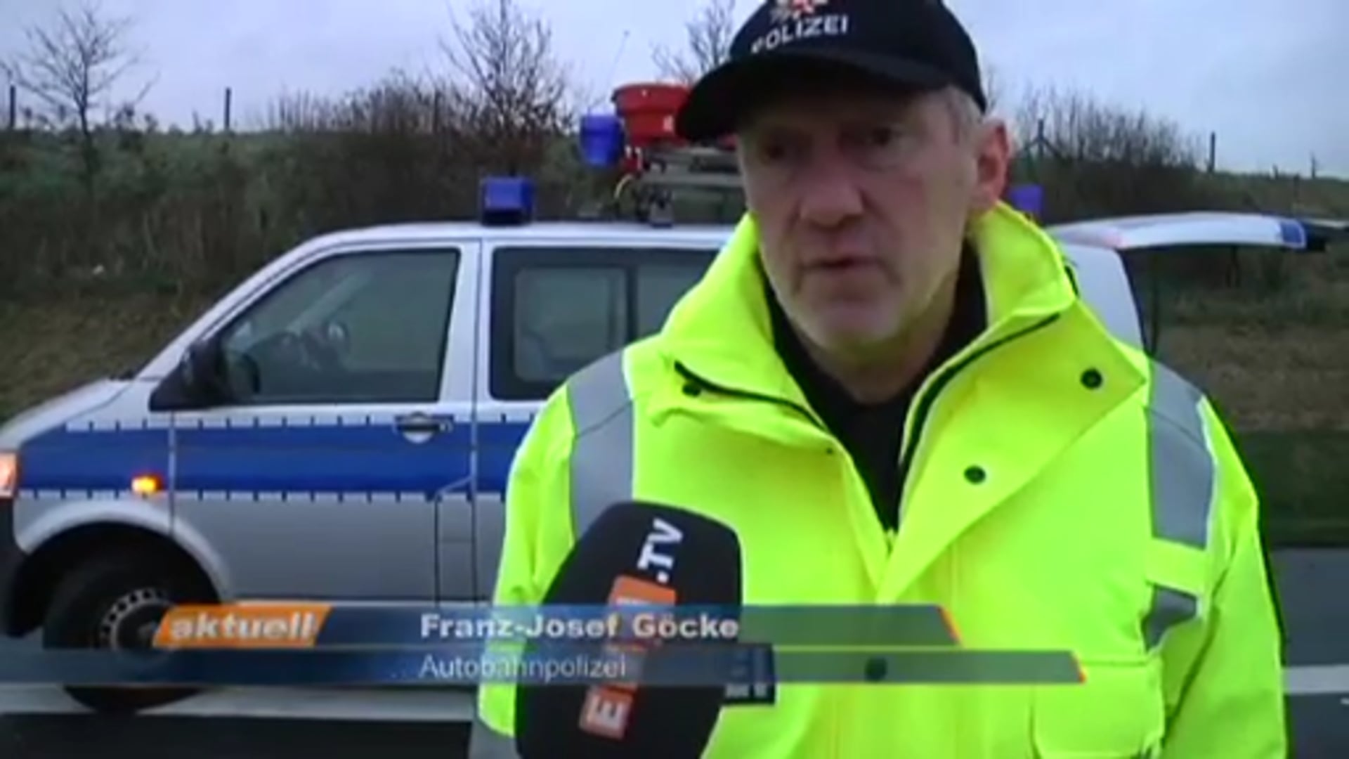 Passat rast unter LKW