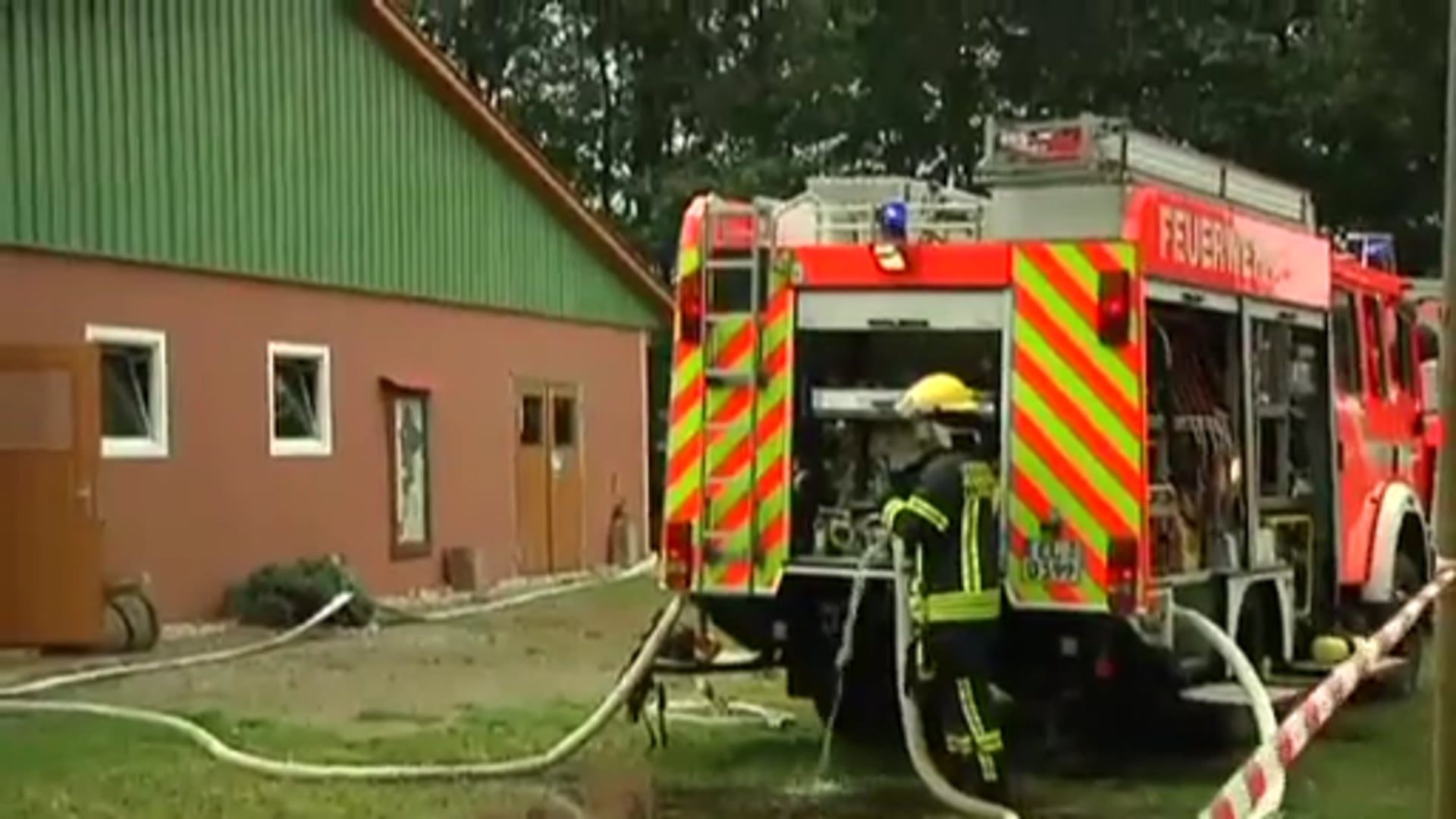120 Feuerwehrleute löschen Brand auf Bauernhof
