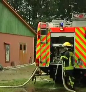 120 Feuerwehrleute löschen Brand auf Bauernhof
