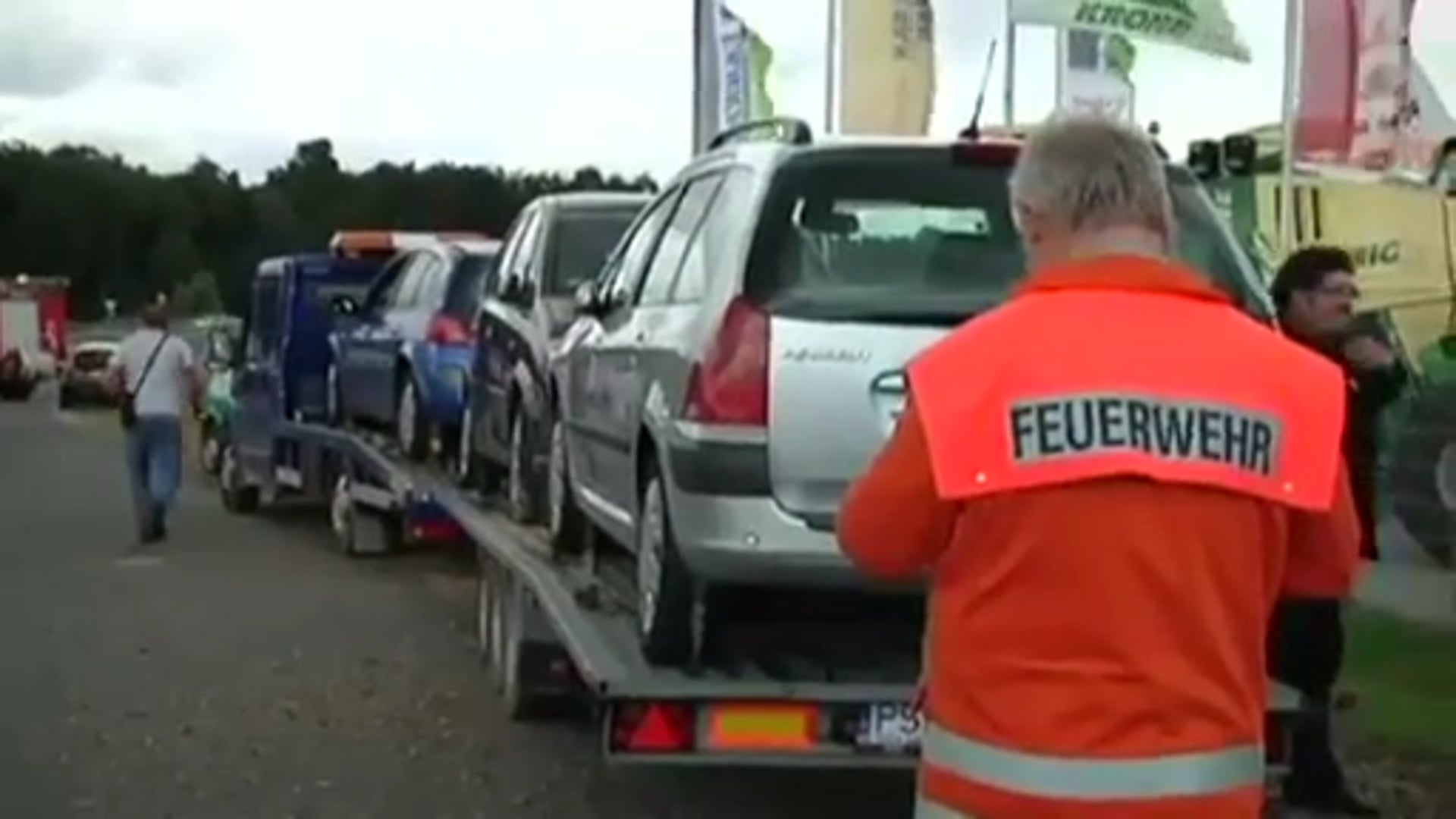 Schwer verletzt: Mann gerät unter Autotransporter