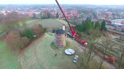 Drohnenbilder: Kran entfernt Dach von Mühle in Uelsen