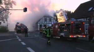 Feuer zerstört historisches Haus in Schapen