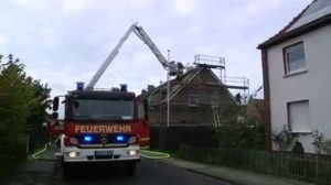 Feuerwehr löscht Dachstuhlbrand in Nordhorn