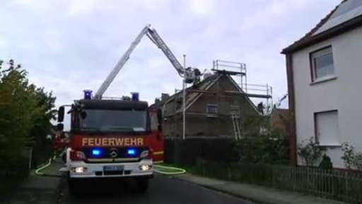 Feuerwehr löscht Dachstuhlbrand in Nordhorn