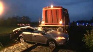 Schwerer Unfall: Zug erfasst PKW