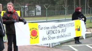 Anti-Atomgegner demonstrieren vor Lingener Brennelementefabrik